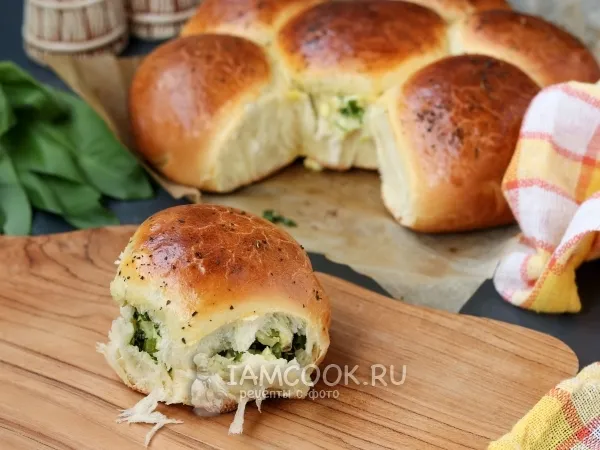 Фото готового блюда: Пирог-булочки с яйцами и черемшой