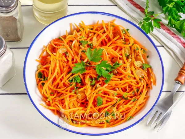 Фото готового блюда: Салат с корейской морковью и изюмом