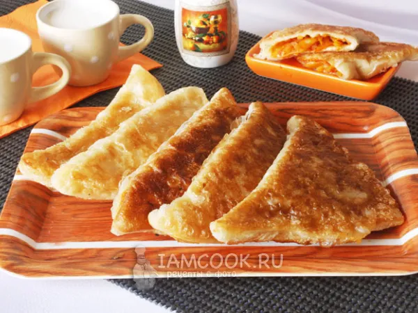 Фото готового блюда: Слоёные пирожки с капустой на сковороде