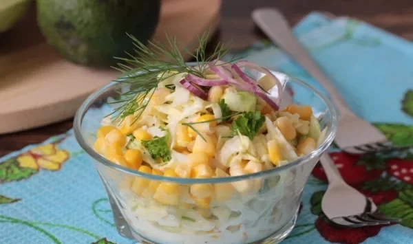 Фото блюда: Салат с капустой и консервированной кукурузой и зеленью