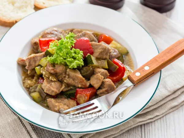 Фото готового блюда: Тушеное мясо с баклажанами и кабачками