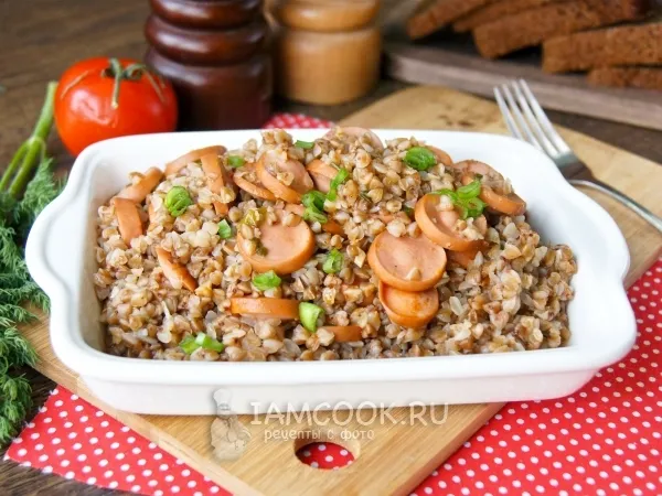 Фото готового блюда: Гречка с сосисками