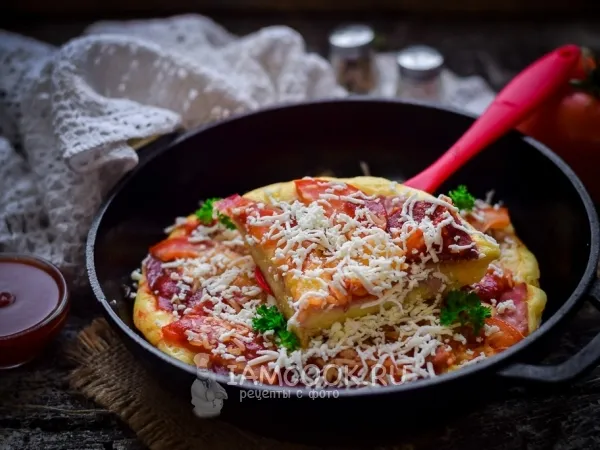 Фото блюда: Пицца из жидкого теста на сковороде