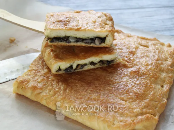 Фото готового блюда: Пирог из слоеного теста с грибами