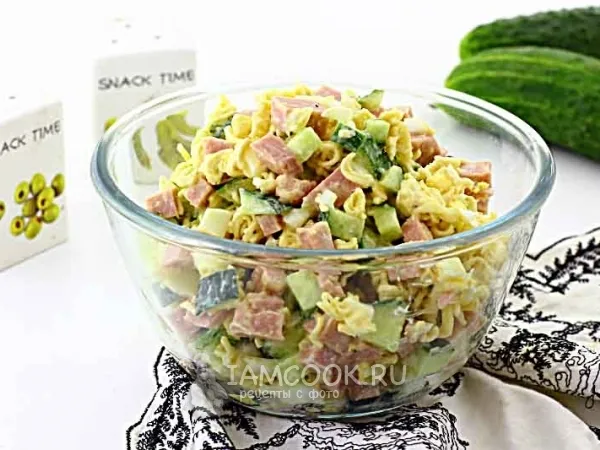 Фото блюда: Салат с «Роллтоном» и колбасой