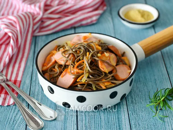 Фото блюда: Гречневая лапша с сосисками