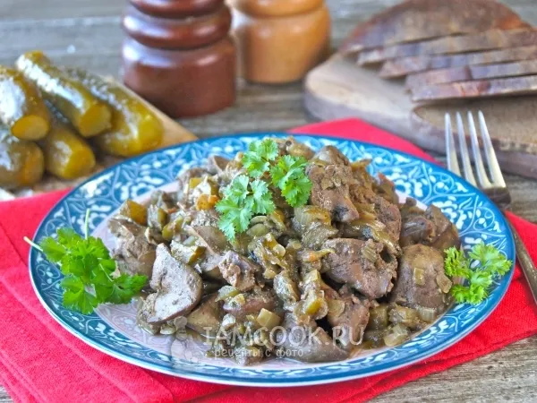 Фото готового блюда: Жареная печень с солеными огурцами