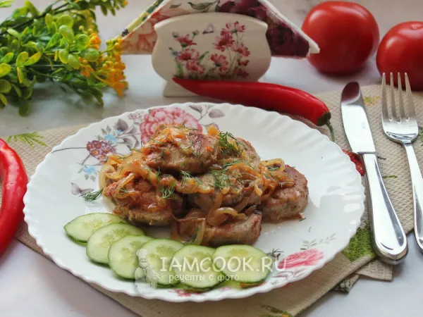 Фото блюда: Свиная вырезка с луком на сковороде