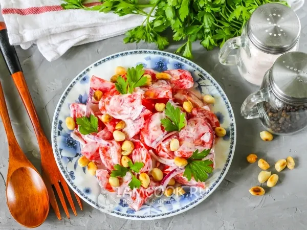 Фото блюда: Салат из помидоров с арахисом