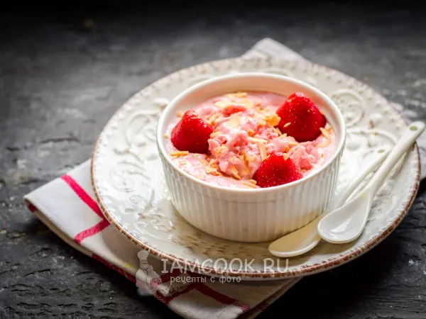 Фото готового блюда: Десерт из банана и замороженной клубники с йогуртом