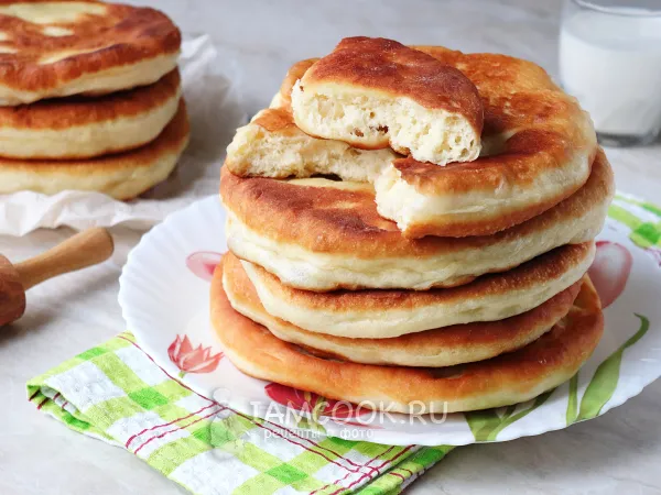 Фото готового блюда: Дрожжевые лепешки на сыворотке на сковороде