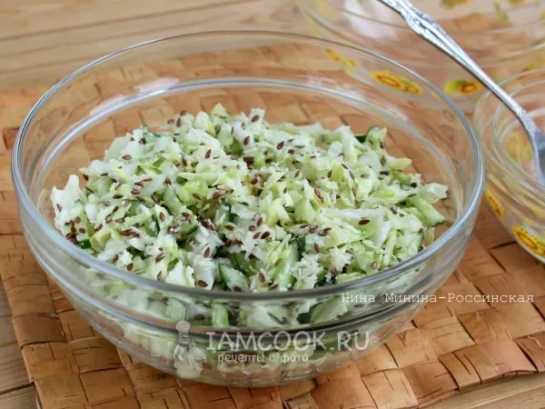 Фото готового блюда: Салат из свежей капусты с огурцом