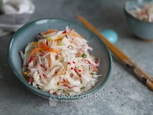 Фото блюда: Салат из квашеной капусты с редиской