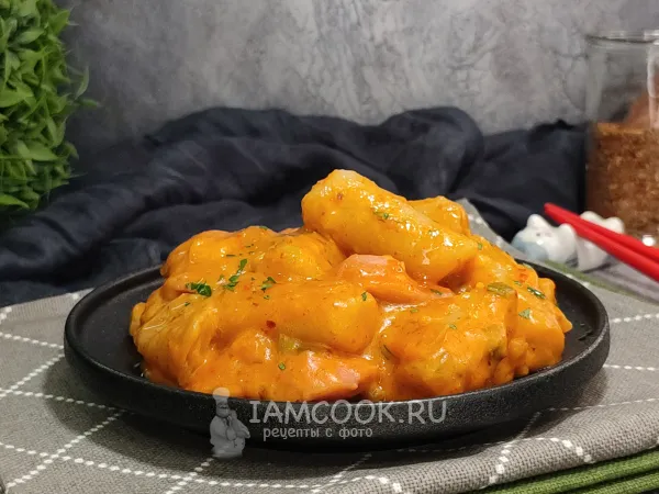 Фото готового блюда: Токпокки в сырном соусе