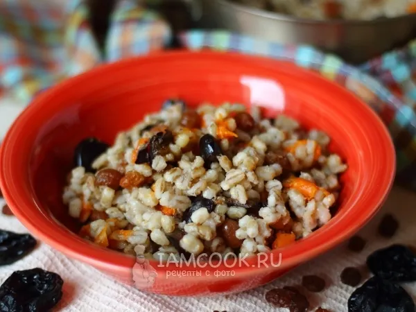 Фото готового блюда: Перловая каша с сухофруктами