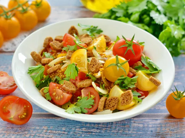 Фото готового блюда: Салат с помидорами черри и сухариками