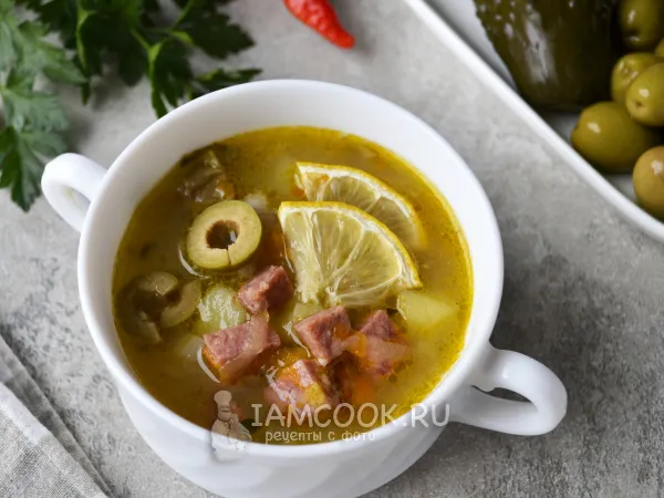 Фото готового блюда: Рассольник с оливками и лимоном