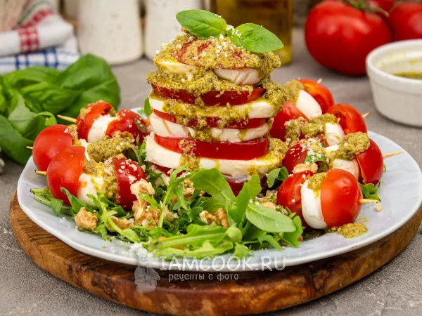 Фото блюда: Салат Капрезе с моцареллой и соусом песто