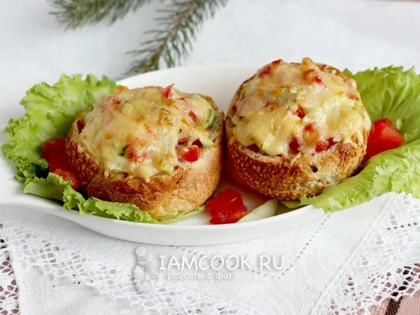 Фото блюда: Теплый салат в булочках