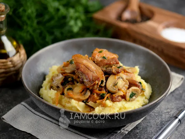 Фото готового блюда: Свиная грудинка с грибами (на сковороде)