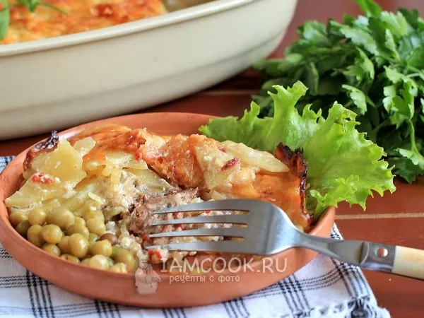 Фото готового блюда: Мясо под шубой в духовке