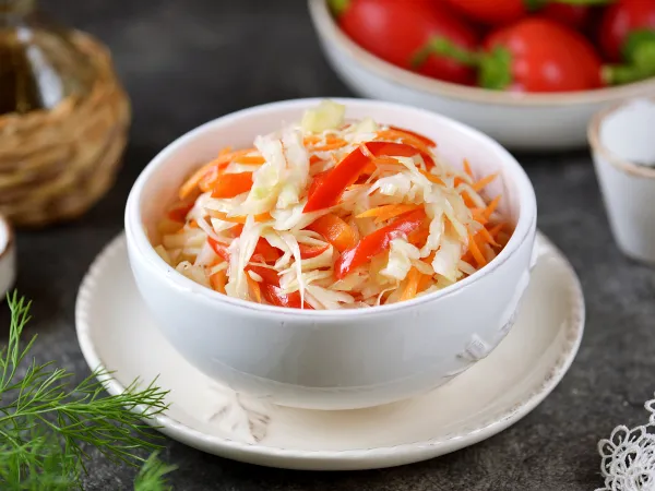 Фото готового блюда: Маринованная капуста с перцем, луком и морковью