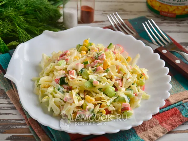 Фото блюда: Салат из крабовых палочек с капустой, кукурузой и огурцом