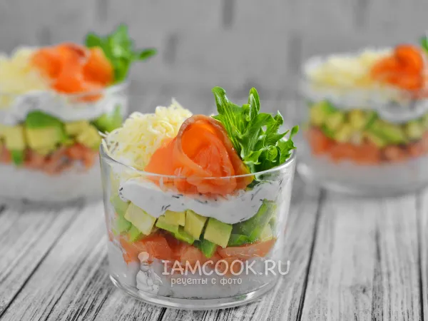 Фото блюда: Салат «Императрица» с красной рыбой и авокадо