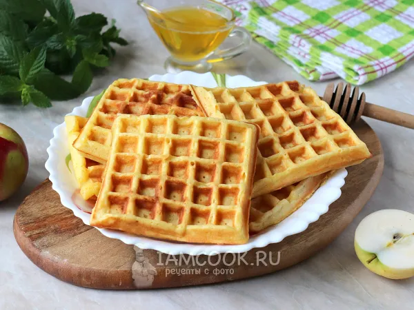 Фото готового блюда: Венские вафли с яблоком (рецепт для вафельницы)