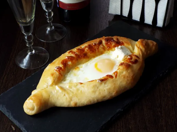 Фото блюда: Хачапури по-аджарски на мацони