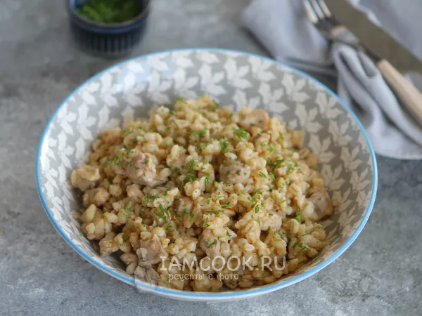 Фото блюда: Перловая каша с курицей на сковороде