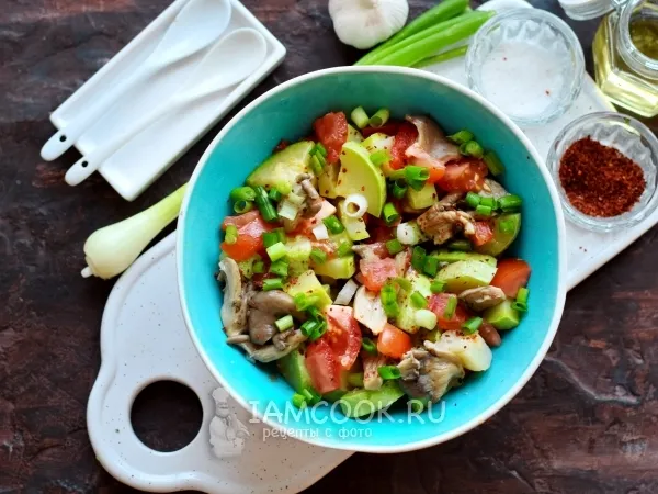 Фото блюда: Салат с кабачками, помидорами и вешенками