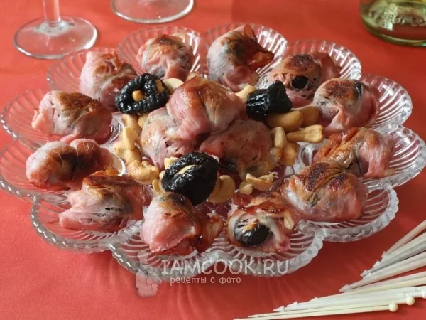 Фото блюда: Чернослив с орехами в беконе