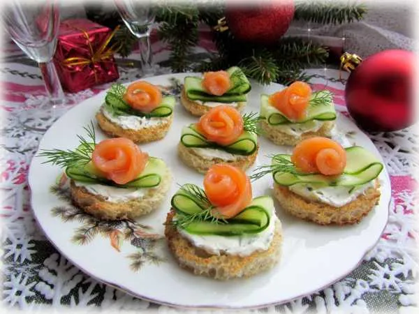 Фото блюда: Бутерброды с огурцом и форелью