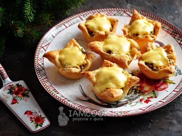 Фото блюда: Горячие тарталетки с курицей, грибами и сыром