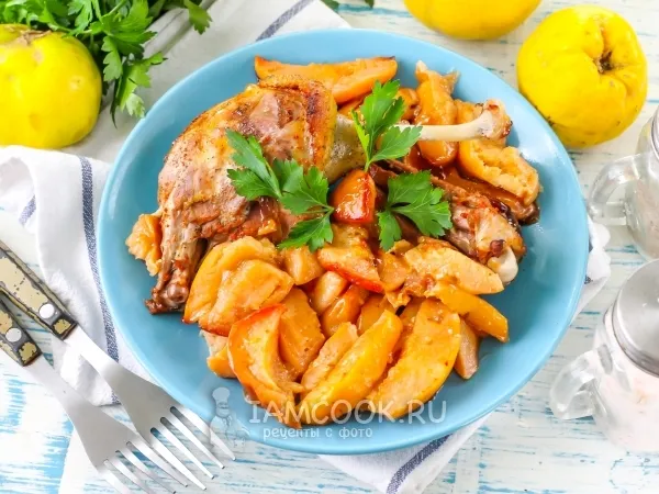 Фото готового блюда: Утка с айвой в духовке