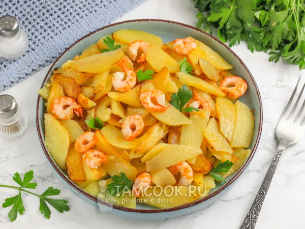 Фото готового блюда: Картошка с креветками на сковороде