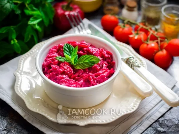 Фото блюда: Салат из свеклы со сметаной и сыром