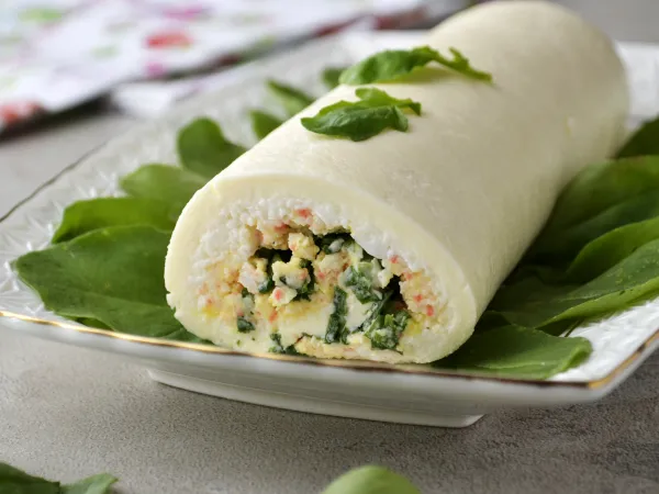 Фото готового блюда: Рулет из плавленых сырков с крабовыми палочками