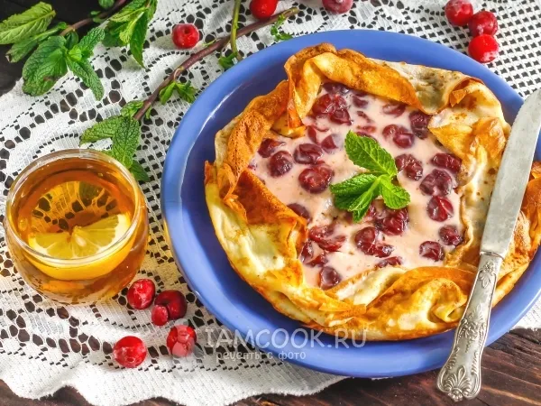 Фото готового блюда: Блинная галета с вишней и сметаной