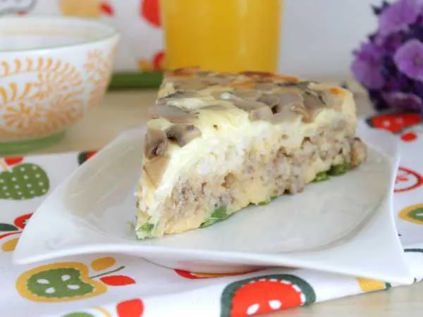 Фото готового блюда: Заливной пирог с грибами, сыром, фаршем и рисом