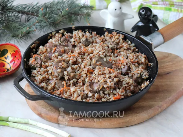Фото готового блюда: Тушеная куриная печень с гречкой на сковороде