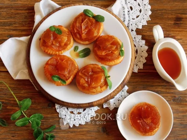 Фото готового блюда: Яблочный «Тарт Татен» в формочках