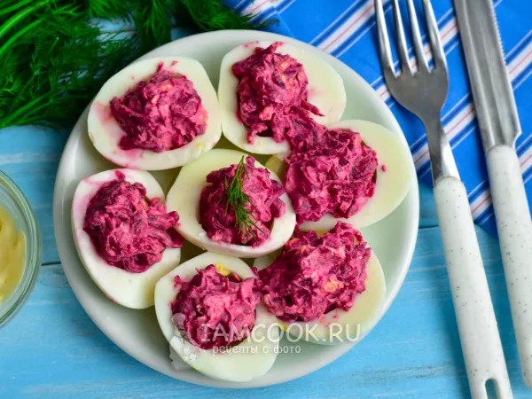 Фото готового блюда: Яйца, фаршированные свеклой