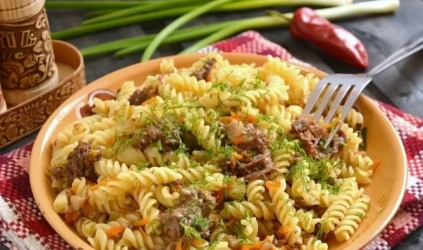 Фото блюда: Макароны с тушенкой и овощами