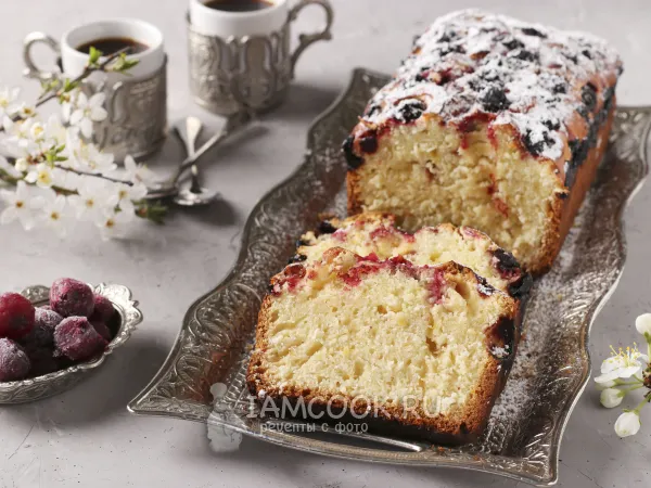 Фото готового блюда: Кокосовый кекс с вишней