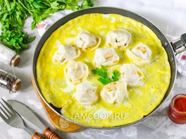 Фото готового блюда: Омлет с пельменями