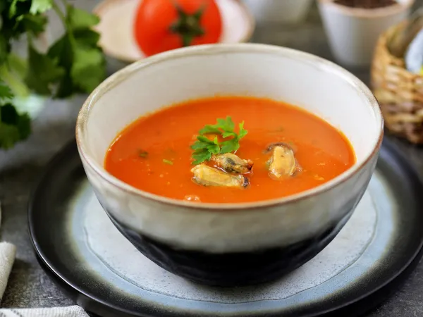 Фото готового блюда: Томатный суп с мидиями и креветками