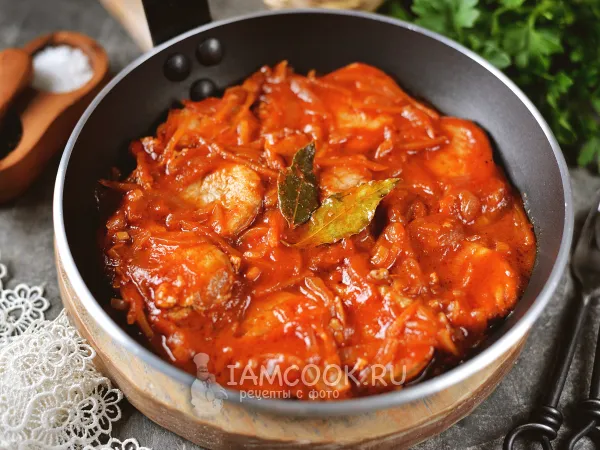 Фото готового блюда: Свиная вырезка в томатном соусе на сковороде