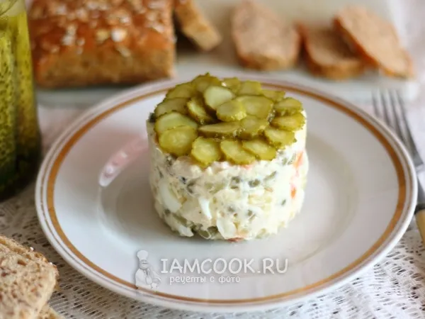 Фото блюда: Классический салат «Оливье» с курицей